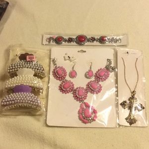 Lot of jewelry bracelet, necklaces, hair clips